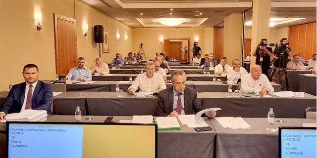 skupstina_0001_20220607_111659.jpg__648x432_q85_subsampling-2