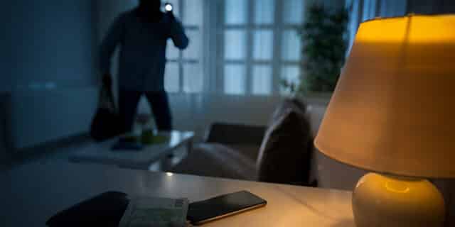 intrusion of a burglar in a house inhabited