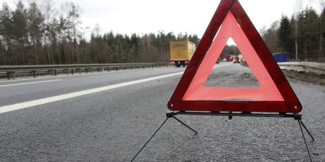 warning-triangle-1412348_1280-1