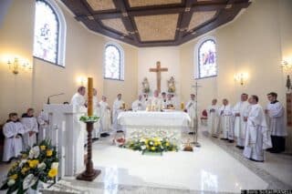 Krvarsko: Sisački buskup Vlado Kosić blagoslovio je obnovljenu crkvu Uzvišenja sv. Križa