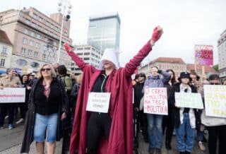 Zagreb: Prosvjednici na Trgu bukom pokušali ometati molitelje krunice