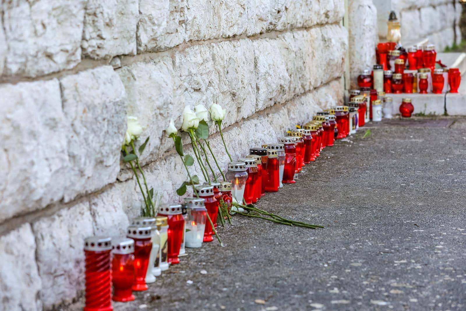 Poreč: Zapaljene svijeće ispred škole u koju je išao maturant koji je poginuo u Pragu