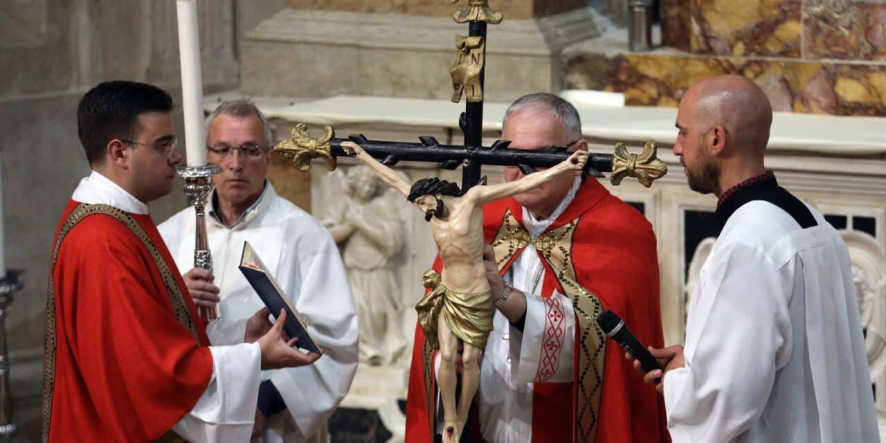 Šibenik: Misa na Veliki petak  i procesija oko katedrale