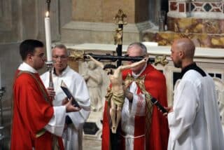Šibenik: Misa na Veliki petak  i procesija oko katedrale
