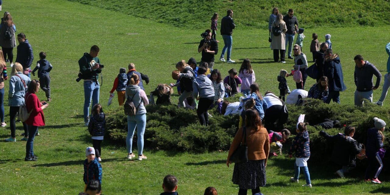 Djeca tradicionalno na Uskršnji ponedjeljak po Karlovcu tražila skrivene pisanice