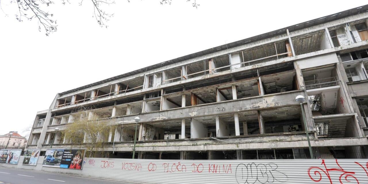 Zagreb: Ruši se devastirana zgrada u Paromlinskoj, niče novi trgovački centar