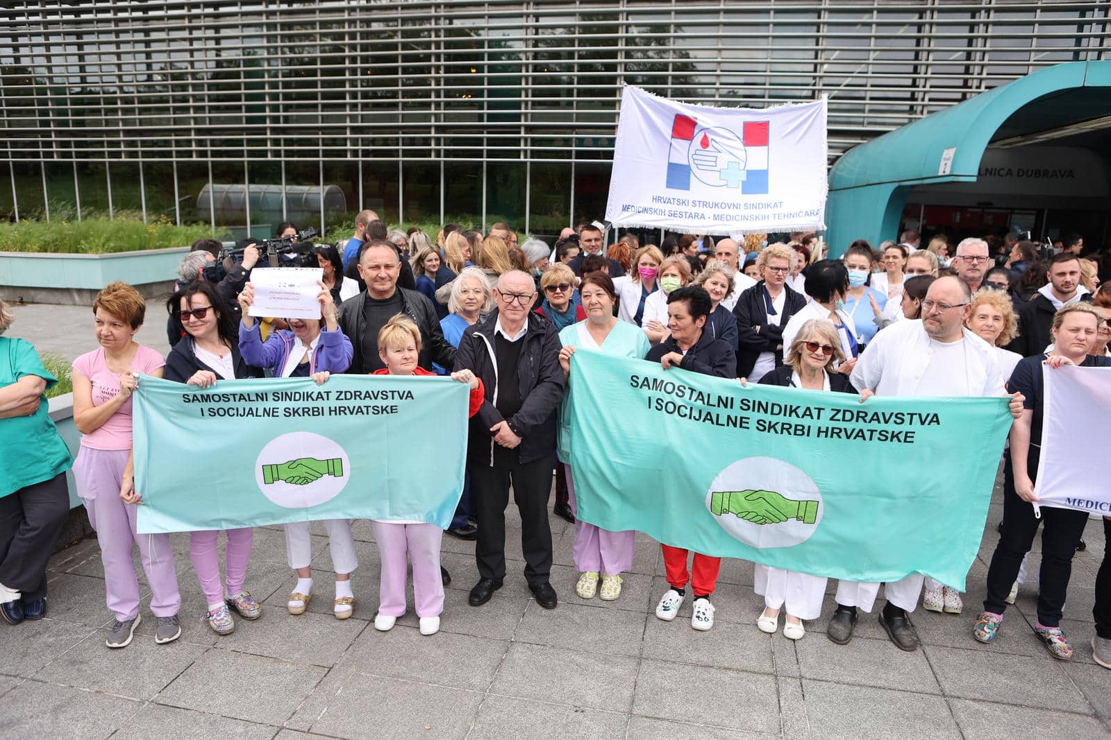 Zagreb: Brojni medicinski djelatnici prosvjedovali ispred KB Dubrava