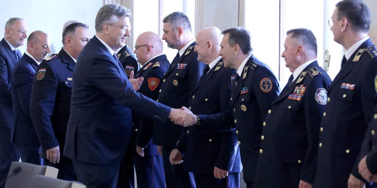 Zagreb: Predsjednik Vlade Plenković s predstavnicima Hrvatske vatrogasne zajednice