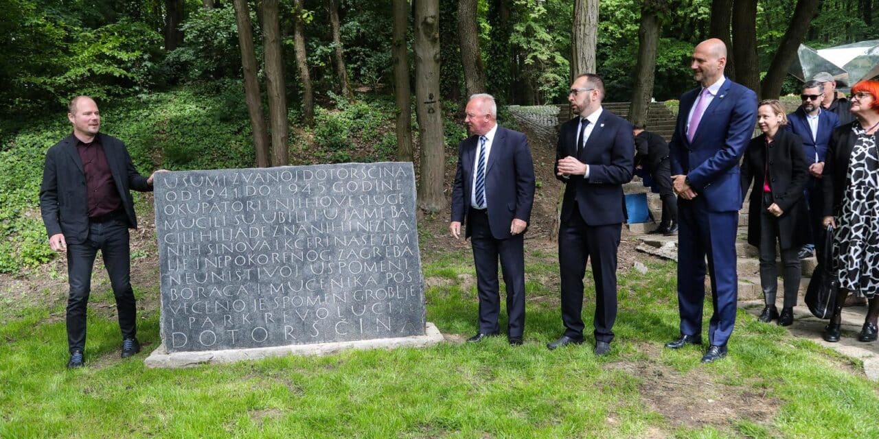 Gradonačelnik Zagreba Tomislav Tomašević otkrio spomen ploču te položio vijenac na spomenik u Spomen-parku Dotrščina