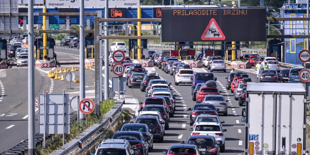 Gužve na naplatnoj postaji Lučko u smjeru mora