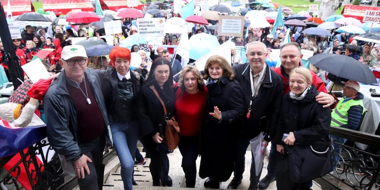 Zagreb: Prosvjed medicinskih sestara, tehničara i nemedicinskog osoblja na Zrinjevcu