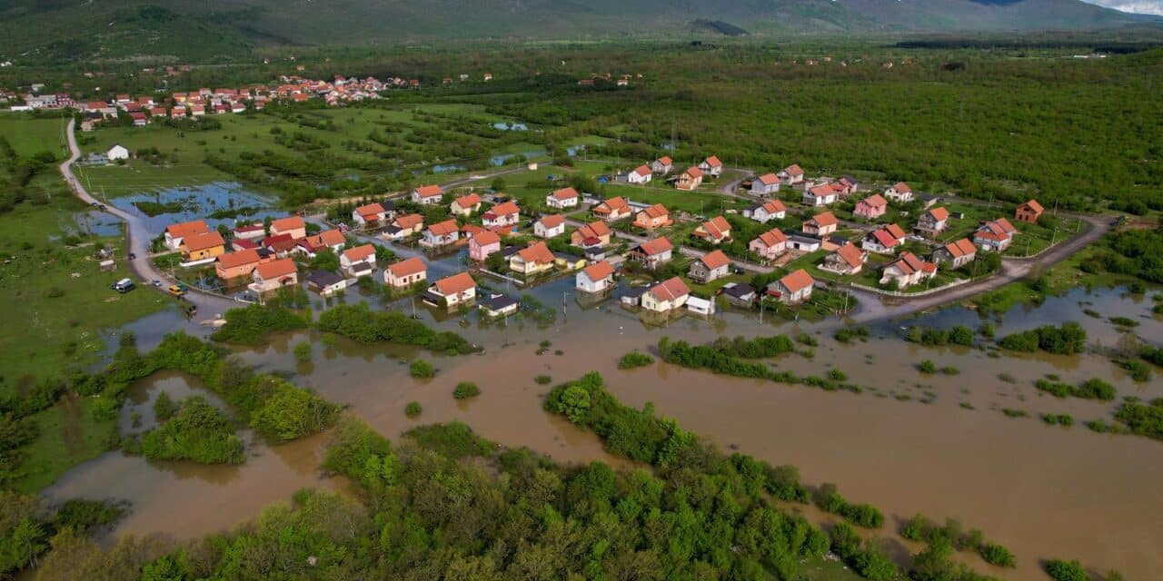 Pogled iz zraka na poplavljeni Gračac