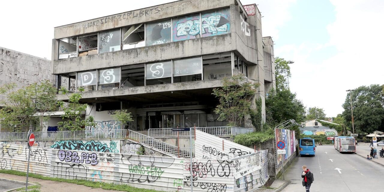 Zagreb: Počinje se rušiti stara zgrada Zagrebačke banke u Paromlinskoj