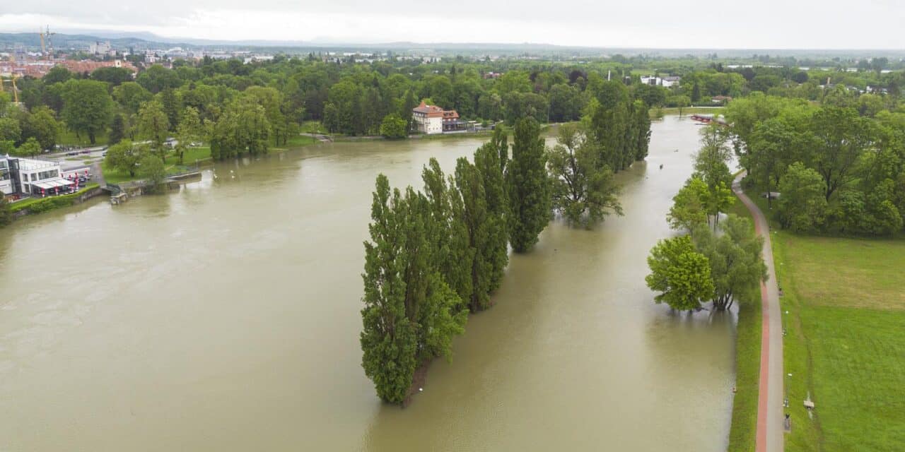 Pogled iz zraka na visok vodostaj rijeke Korane kod Karlovca