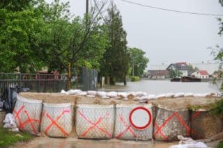Karlovac: U naselju Selce rijeka Kupa  izlila se iz korita i poplavila cestu