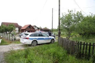 Petrinja: Policijski očevid u kući gdje je pronađeno mrtvo žensko tijelo, sumnja se na nasilnu smrt