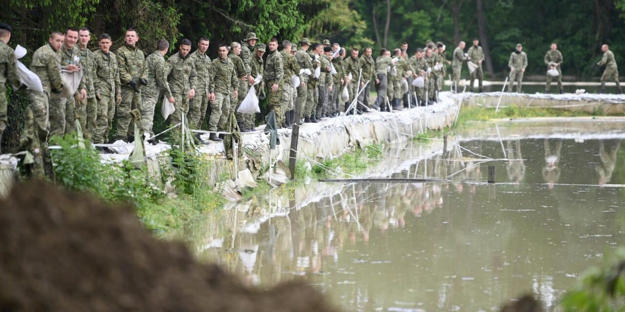 Sisak: Ministri Medved i Banožić obišli poplavljen kompleks za terapijsko jahanje
