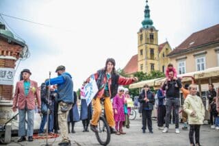 Samobor: Na Trgu kralja Tomislava otvoren cirkuski ulični festival “Cu’fus”