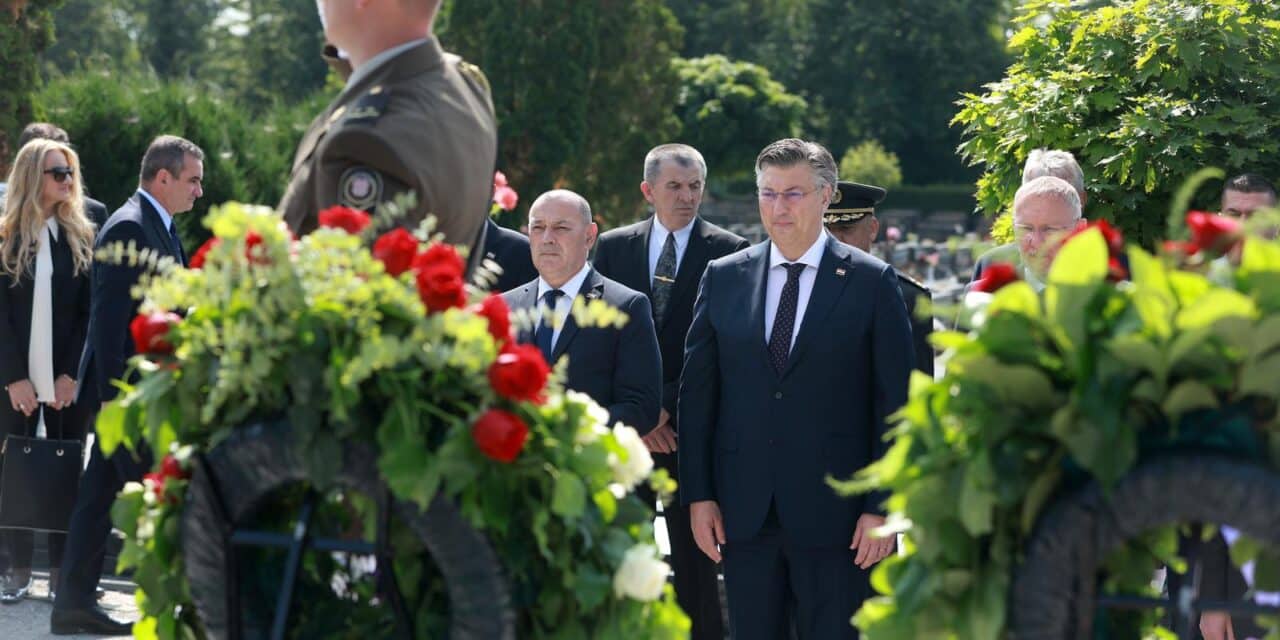 Zagreb: Premijer sa suradnicima položio vijence povodom Dana Hrvatske vojske