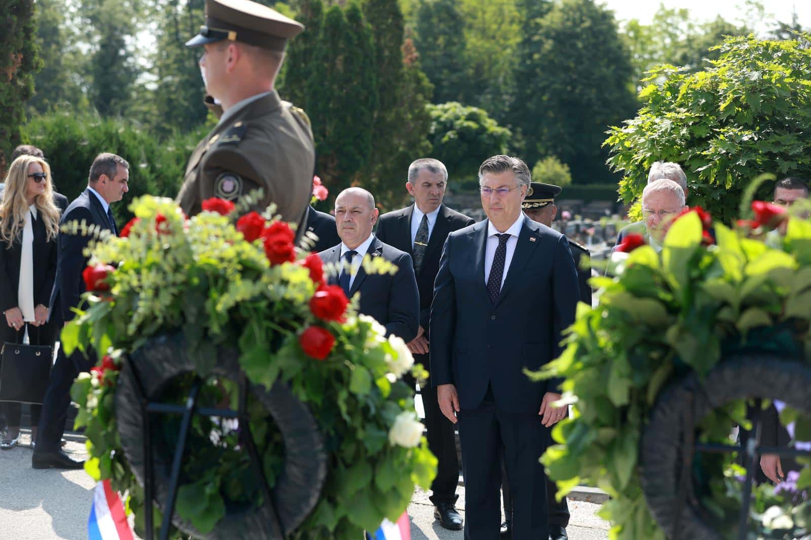 Zagreb: Premijer sa suradnicima položio vijence povodom Dana Hrvatske vojske