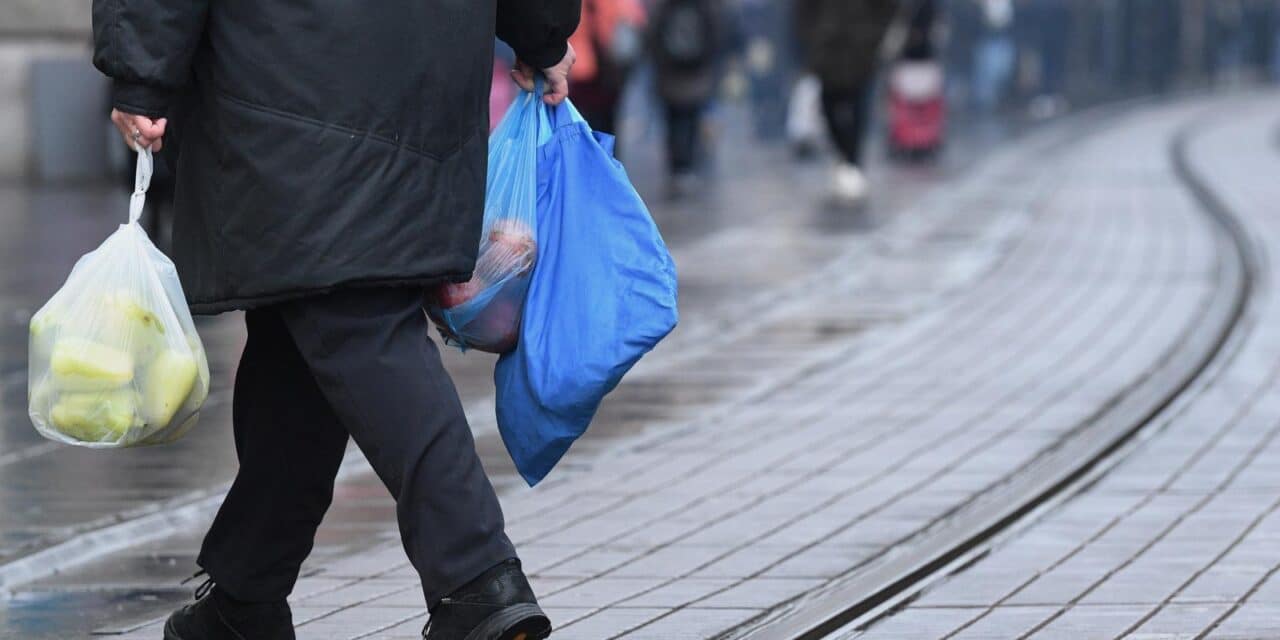 Od 1. siječnja 2022. godine zabranjeno je na tržište stavljati plastične vrećice