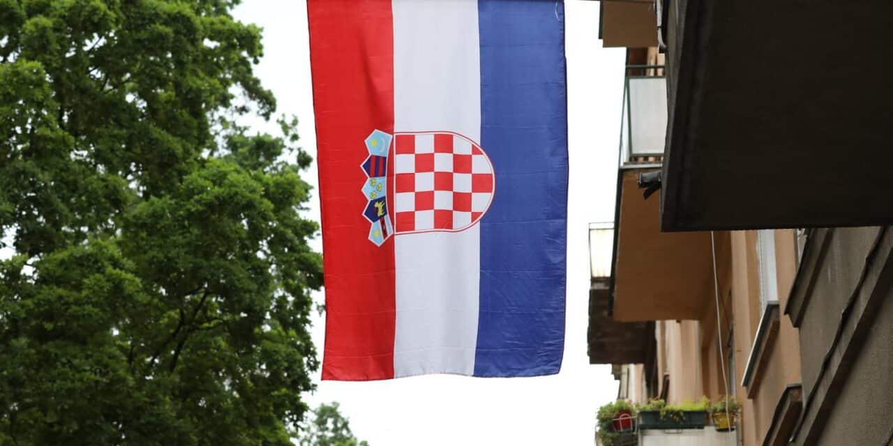 Zagreb: Zastave Republike Hrvatske izvješene po zgradama povodom Dana državnosti