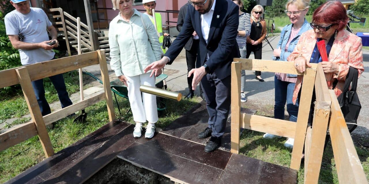 Zagreb: Gradonačelnik Tomašević položio kamen temeljac nove škole u Jakuševcu