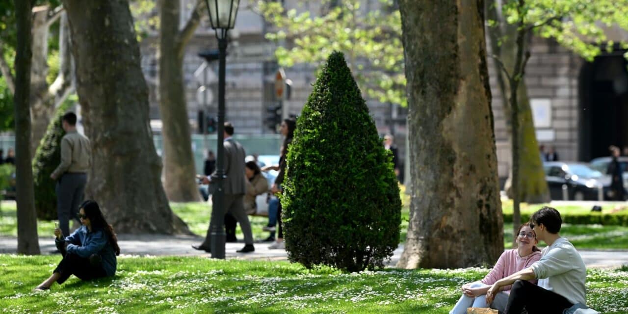 Zagreb: Zrinjevac, jedno od omiljenih mjesta za odmor tijekom sunčanog dana