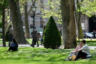 Zagreb: Zrinjevac, jedno od omiljenih mjesta za odmor tijekom sunčanog dana