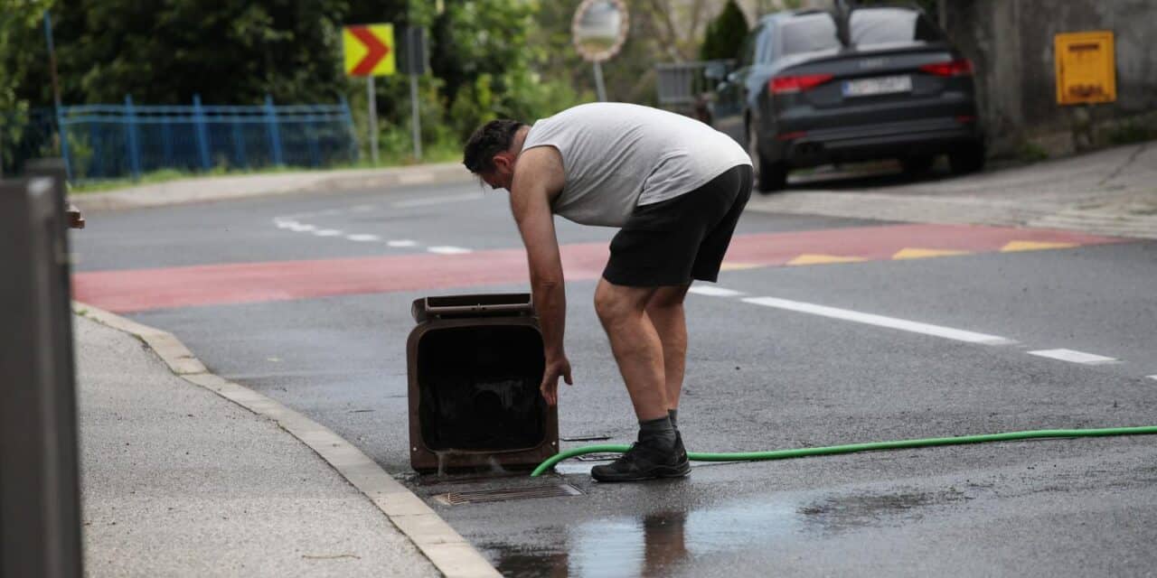 Zagreb: Posljedice olujnog nevremena u naselju Mikulići i na šetnici Črnomerečki potok