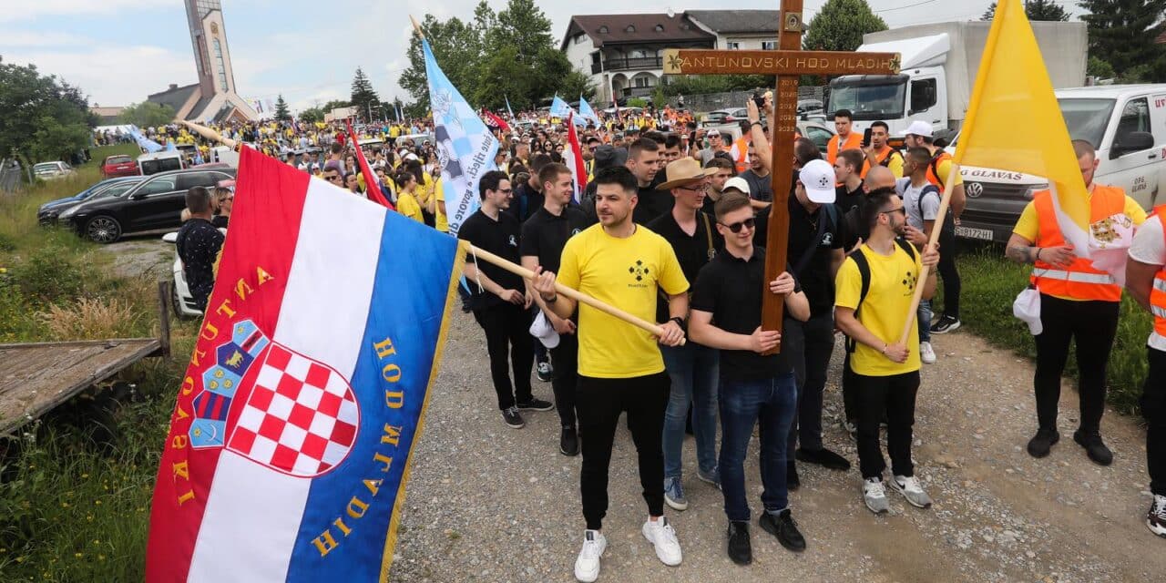 Zagreb: Održana vjerska procesija “Antunovski hod za mlade” u organizaciji Župe svetog Antuna Padovanskog