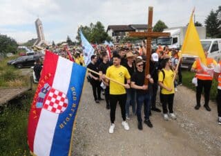 Zagreb: Održana vjerska procesija “Antunovski hod za mlade” u organizaciji Župe svetog Antuna Padovanskog