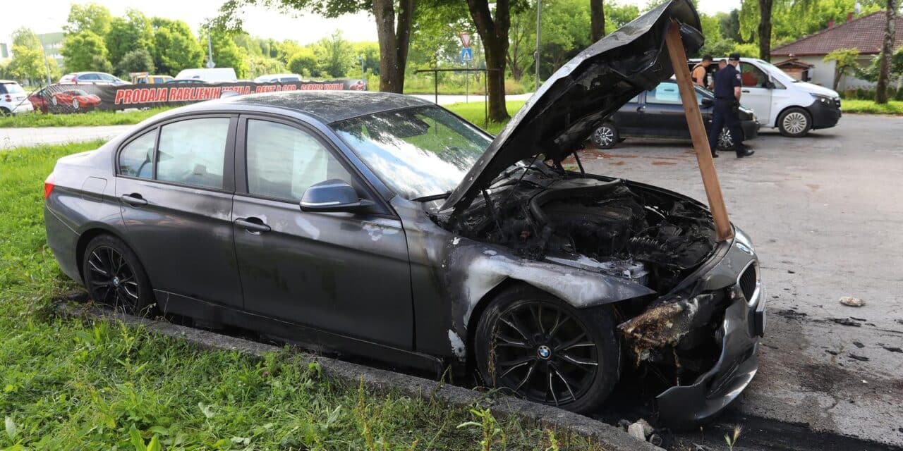 Karlovac: Ispred stambene zgrade izgorio BMW