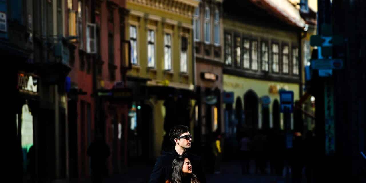 Zagreb: Dok je Ilica u sjeni, lica mladog para obasjana su suncem