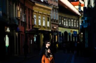 Zagreb: Dok je Ilica u sjeni, lica mladog para obasjana su suncem