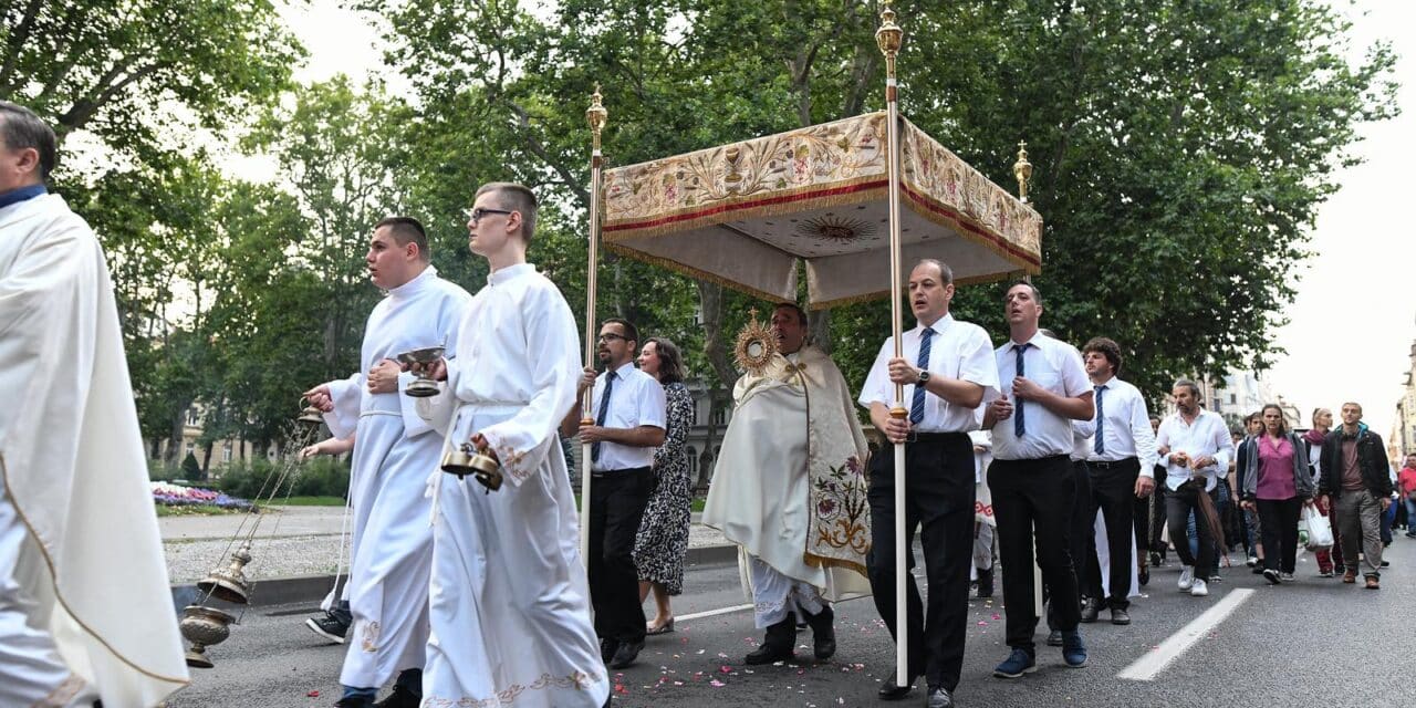 Zagreb: Nakon mise održana je tijelovska procesija ulicama Župe