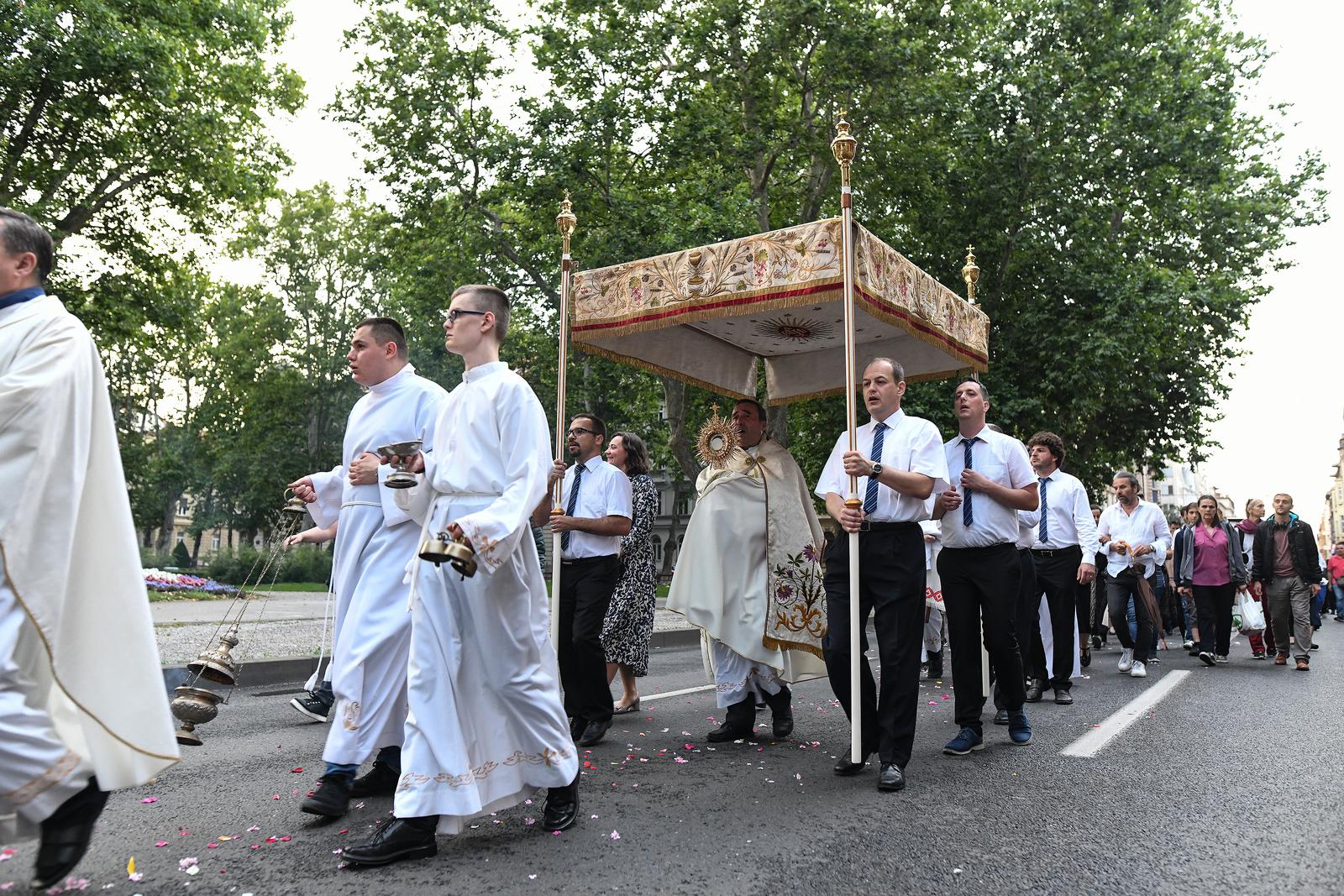 Zagreb: Nakon mise održana je tijelovska procesija ulicama Župe