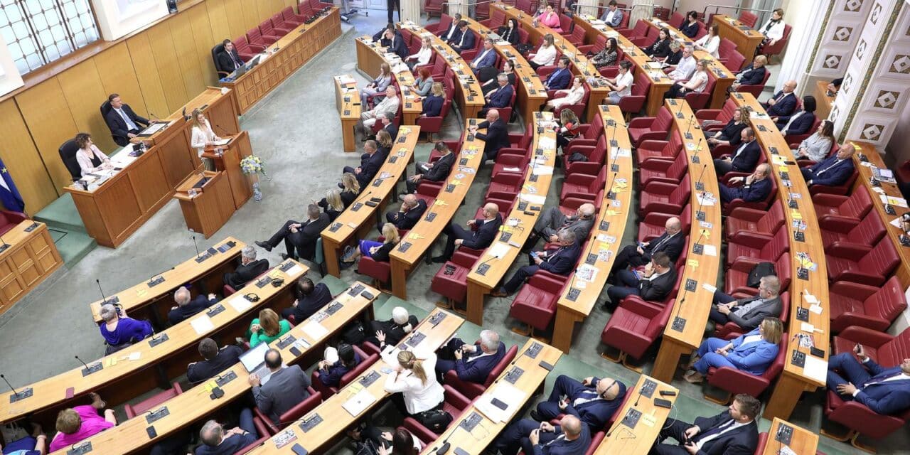 Zagreb: Predsjednica Europskog parlamenta Roberta Metsola govori u Saboru