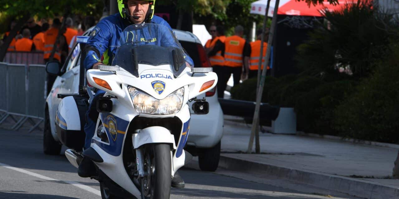 Policijski službenik na motociklu