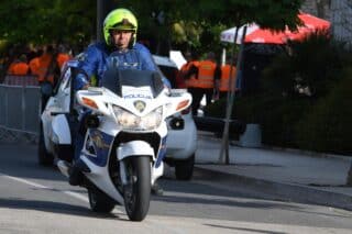 Policijski službenik na motociklu