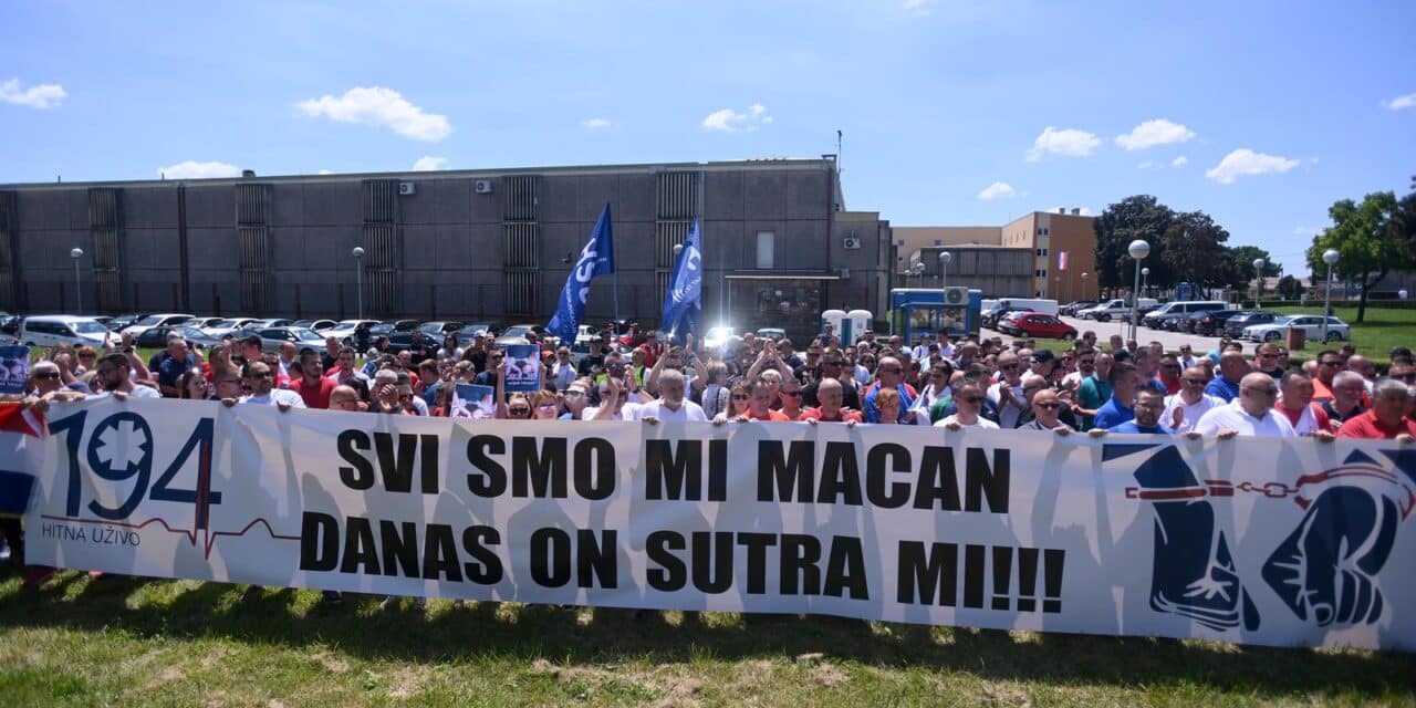 Zagreb: Prosvjed djelatnika Hitne pomoći ispred zatvora u Remetincu