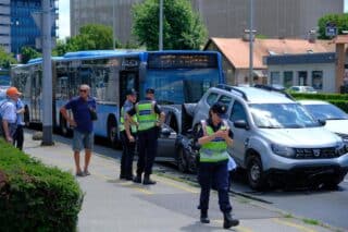 Zagreb: Autobus ZET-a pokupio nekoliko automobila na križanju Heinzleove i Vukovarske