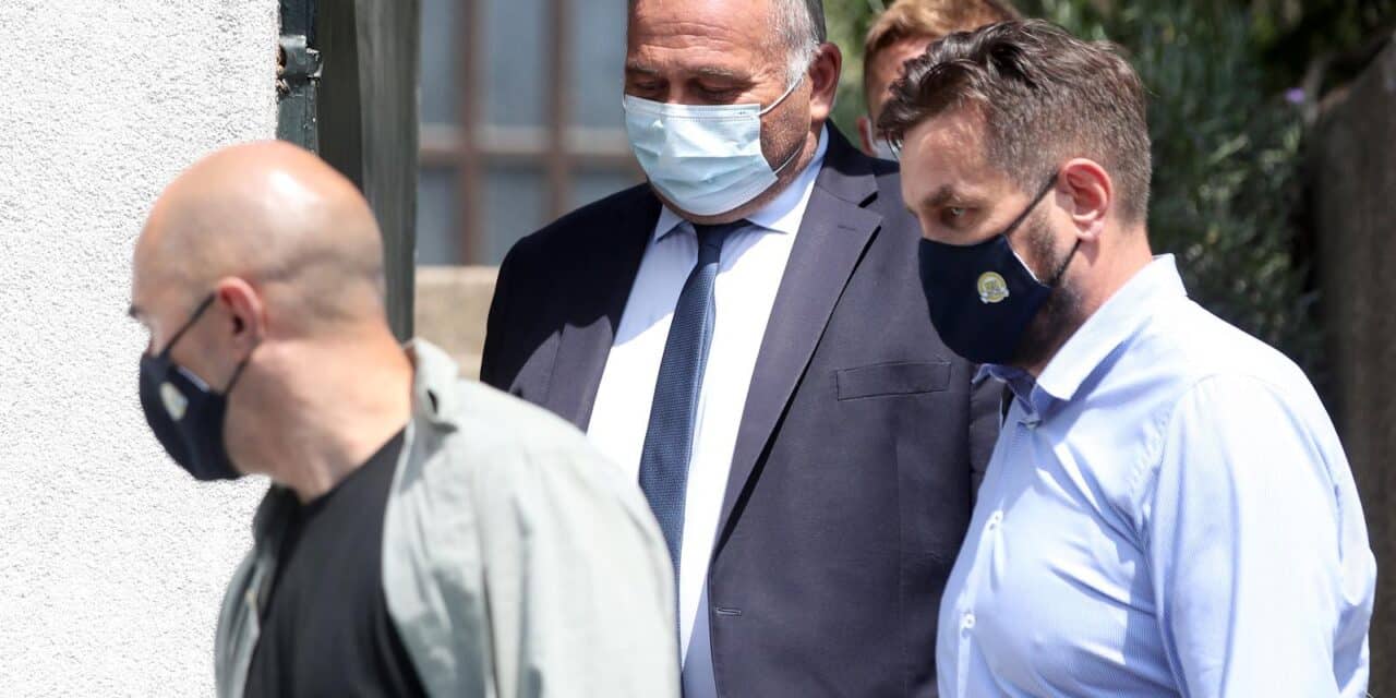 Zagreb: Glavni ravnatelj HRT-a Kazimir Bačić u pratnji istražitelja napustio je svoj dom Tuškancu