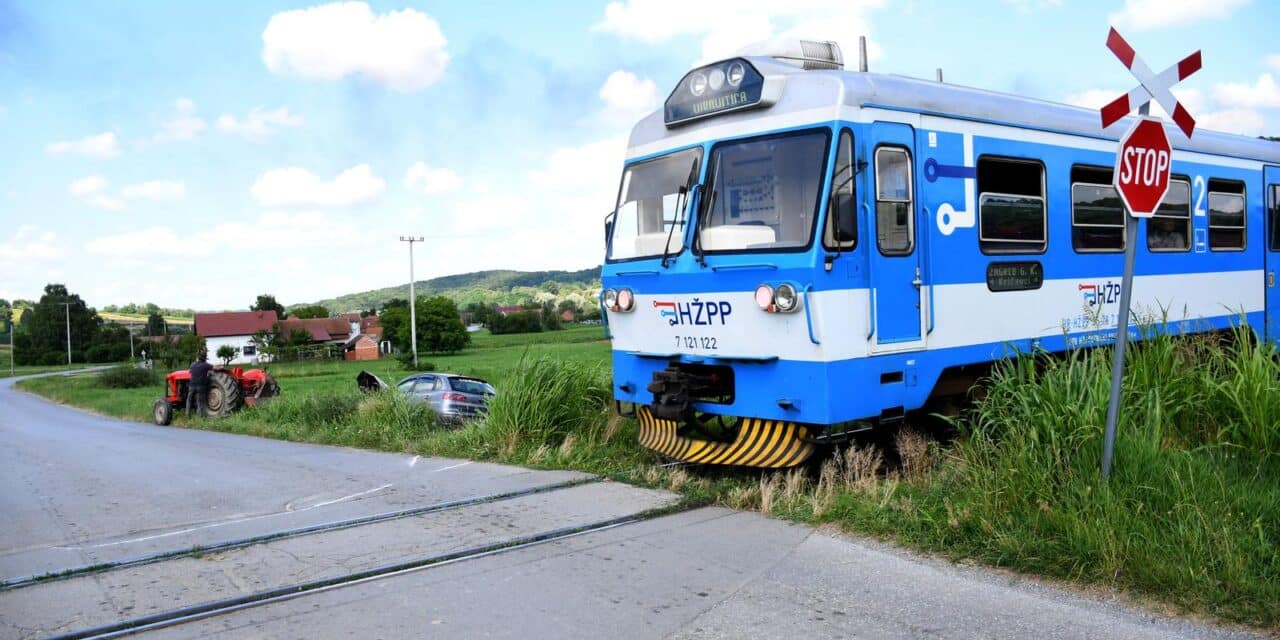 Veliko Trojstvo: Vlak na pružnom prijelazu naletio naletio na automobil