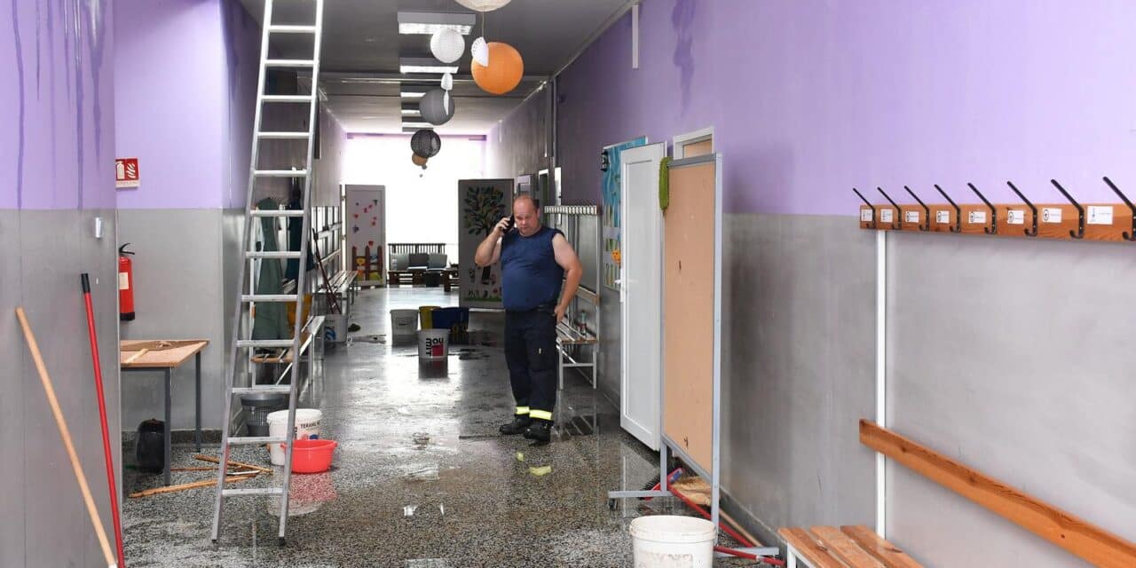 Olujno nevrijeme odnijelo krov Osnovne škole Stjepana Radića u Čaglinu