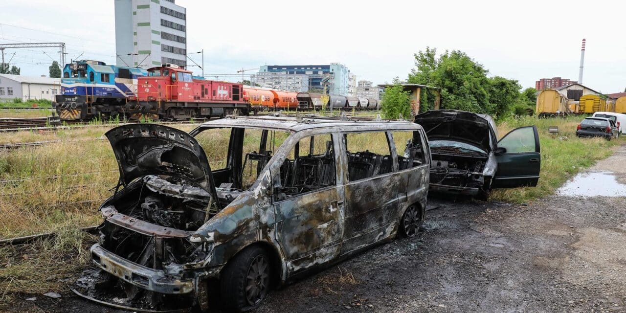 Zagreb: U požaru automobila jedno vozilo u potpunosti izgorjelo