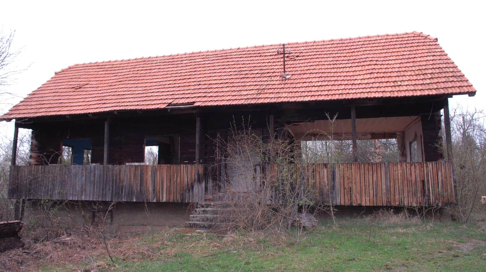 Karlovac: U mjestu Sjeni?ak Lasinjski lopovi sa stare ku?e ukrali drvene daske