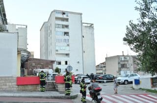 Drama u centru Makarske, muškarac prijetio da će skočiti sa zgrade, policija ga  uhitila