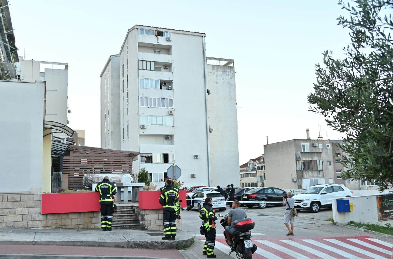 Drama u centru Makarske, muškarac prijetio da će skočiti sa zgrade, policija ga uhitila