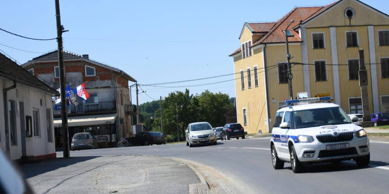 Na proslavi Dana općine Novigrad Podravski muškarac se automobilom zaletio u ljude na terasi kafića